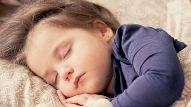 Kind mit Grippe im Bett Erkältungszeit Kind mit Ohrenschmerzen